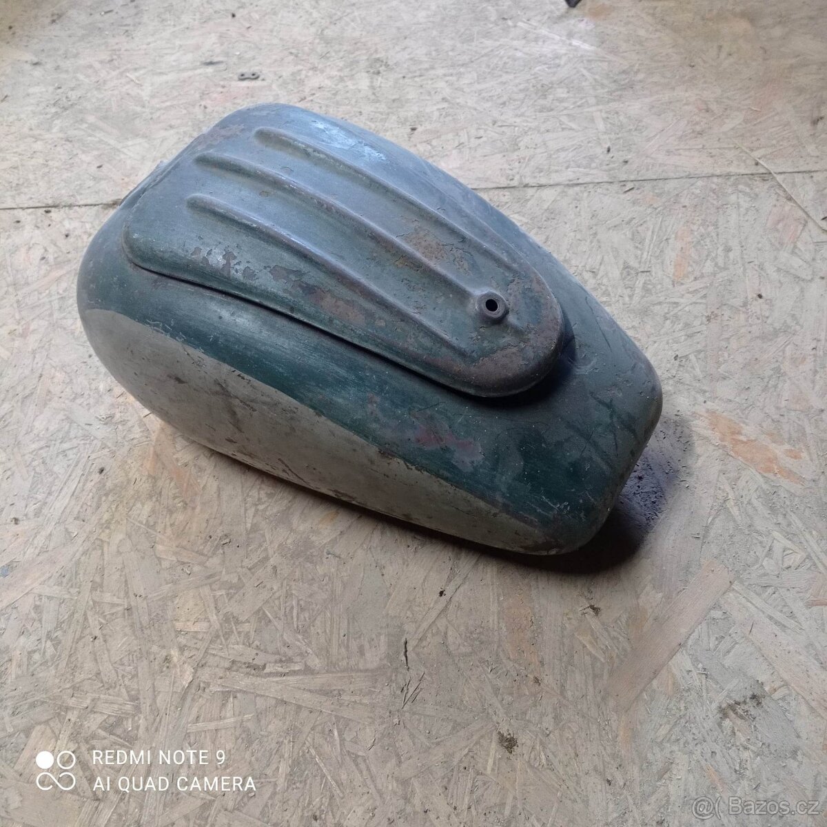 Manet 90 - nádrž,kryty karburátorů JawaČZ,světla..