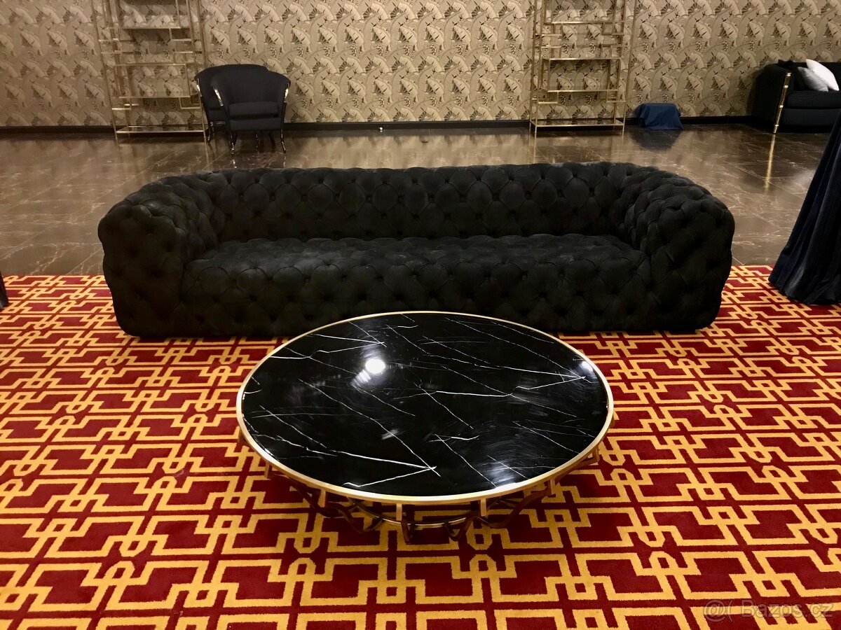 Velký konferenční stůl