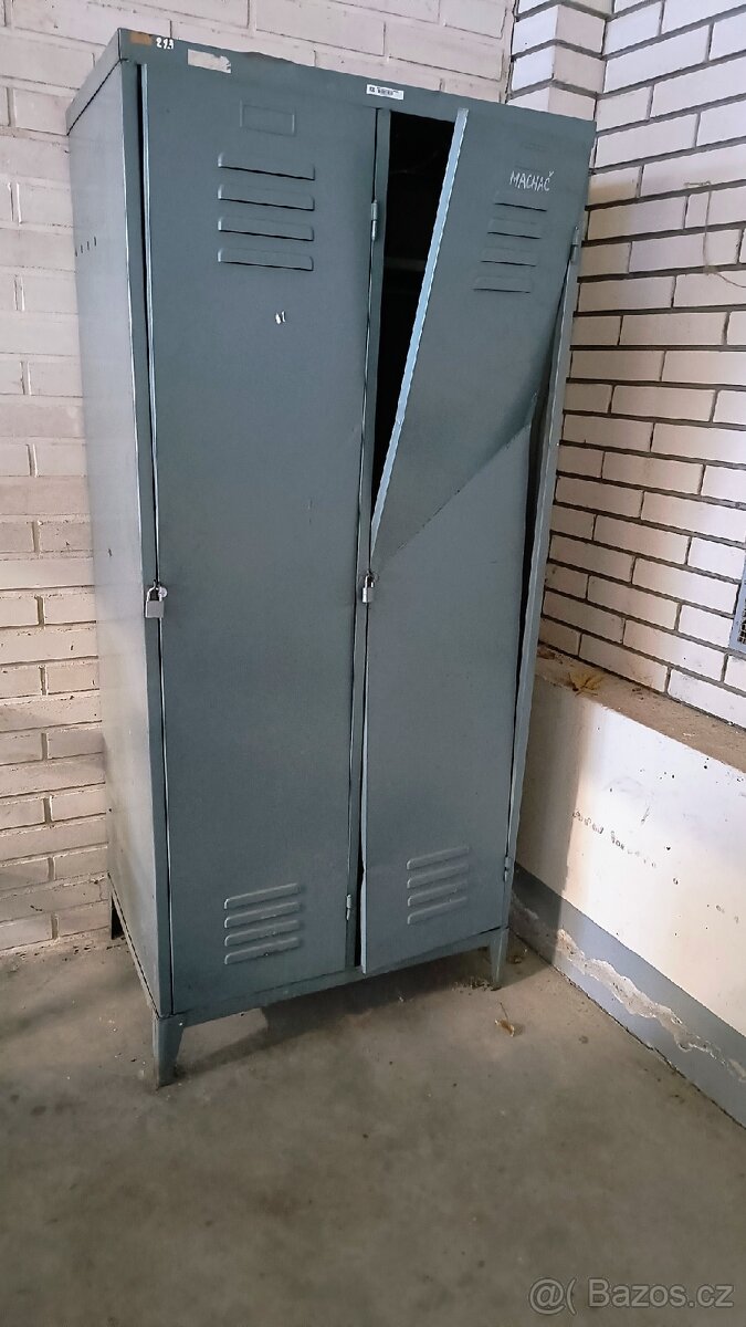 Plechová šatní skříň