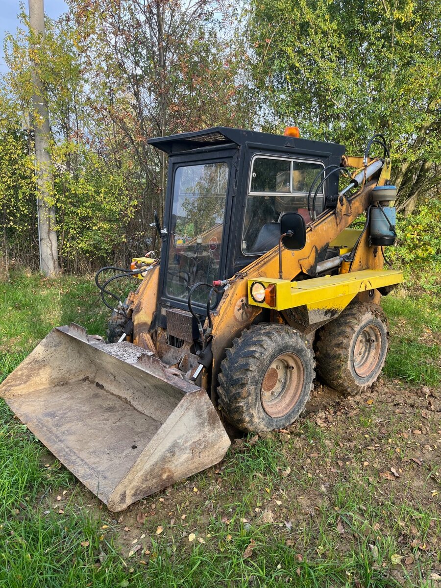 Smykový nakladač UNC 060