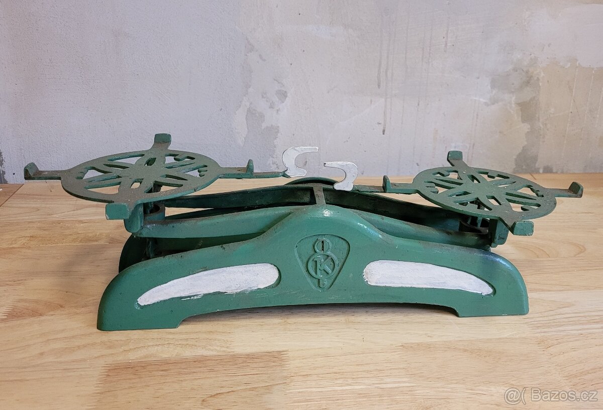 Starožitná kuchyňská litinová váha - krásná dekorace