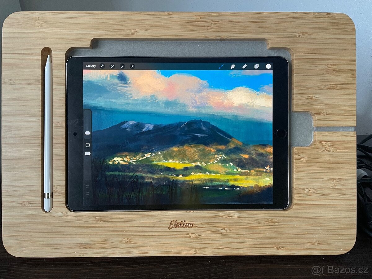 Krásný dřevěný stojánek na Ipad a apple pencil na malování