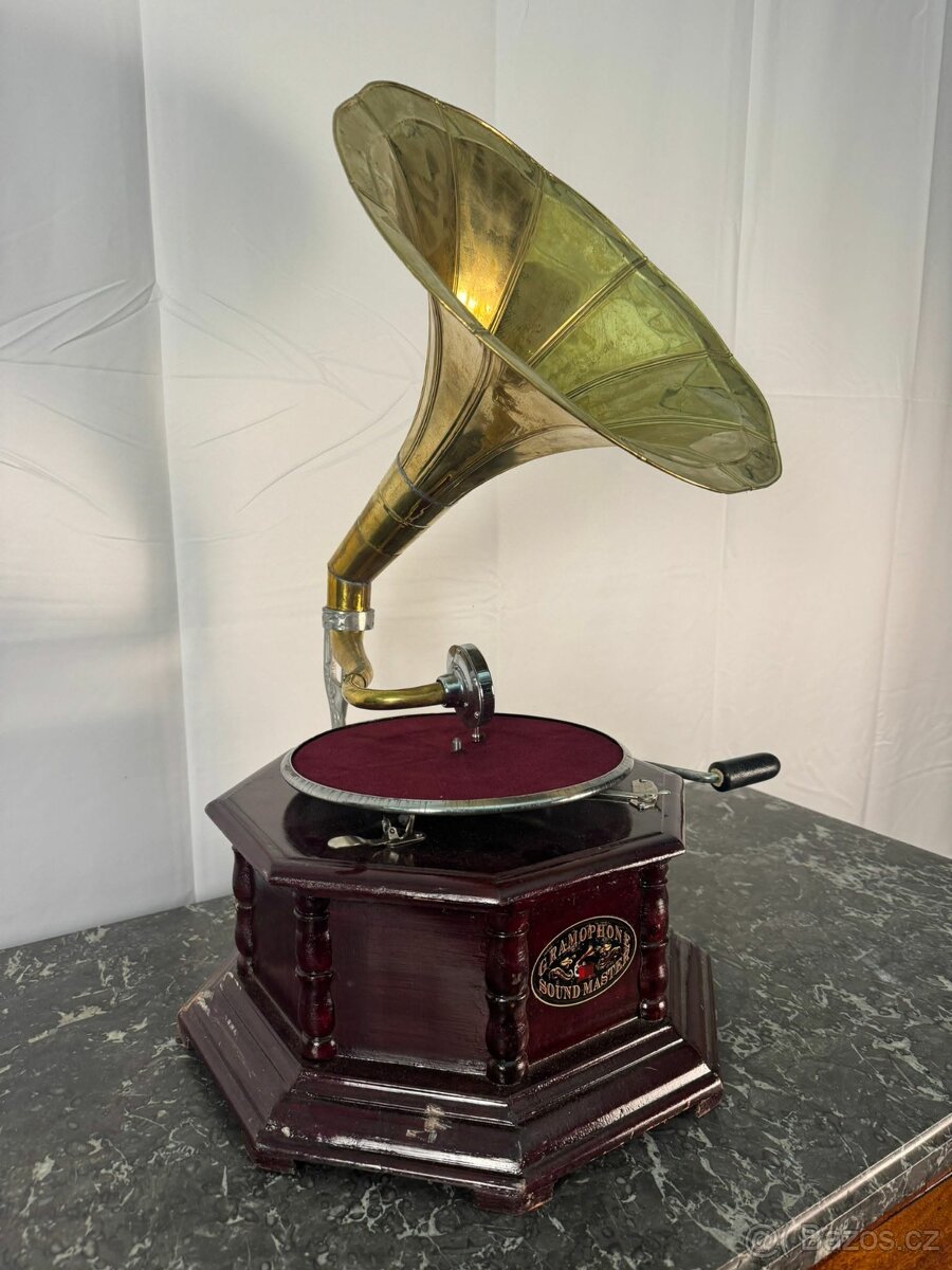 Starožitný gramofon (127027)