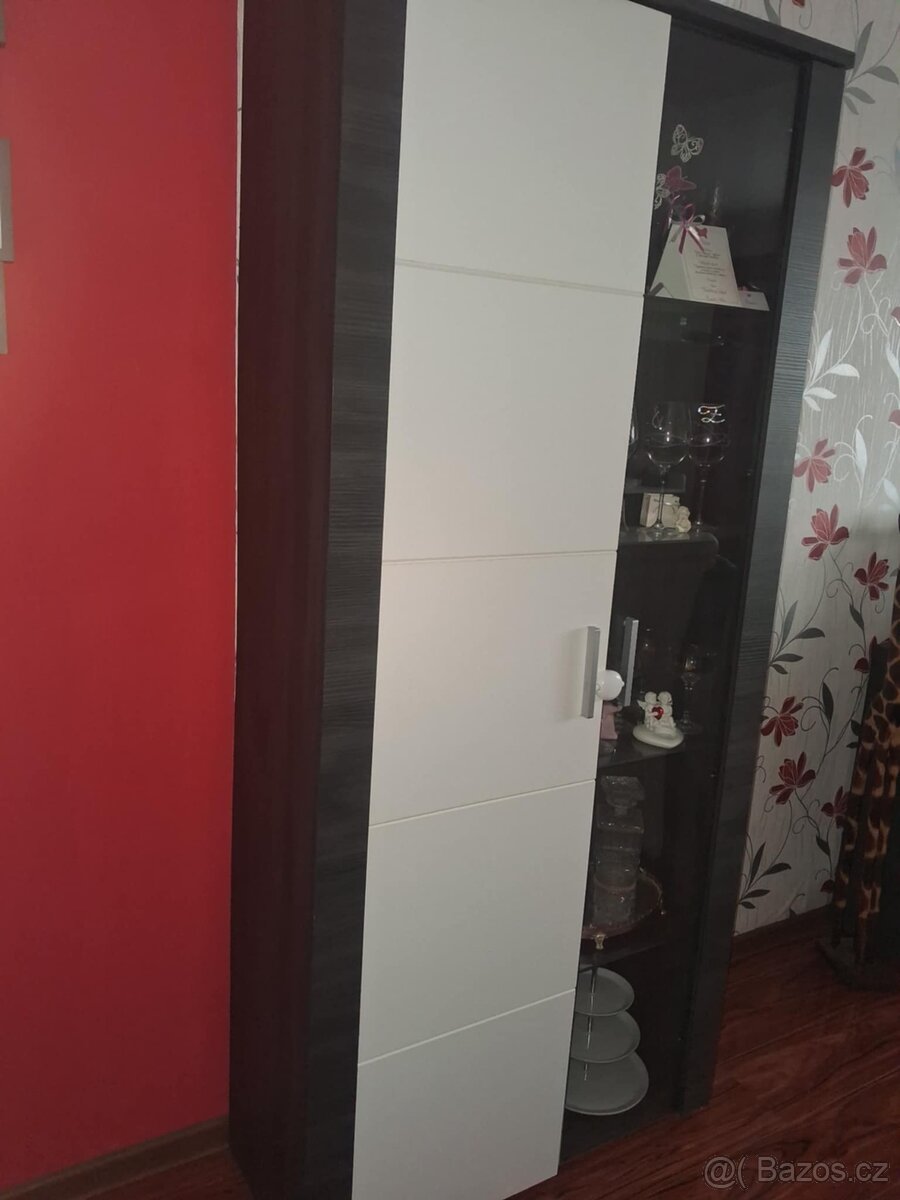 Vysoká skříň s osvětlením