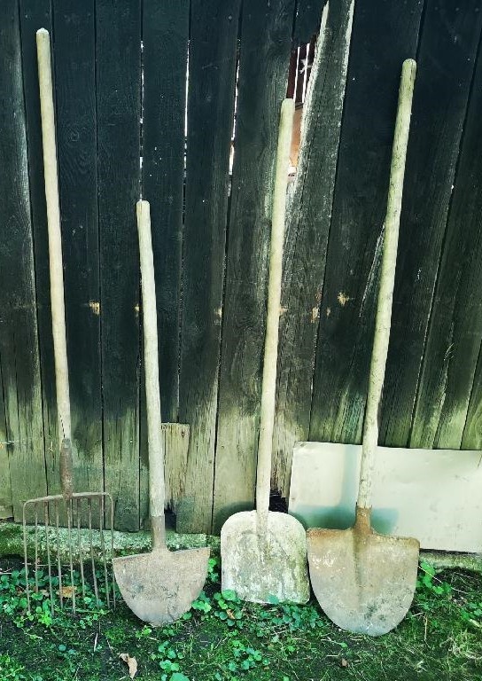 lopaty, krumpáč, hrábě, rýč, motyky, pluh