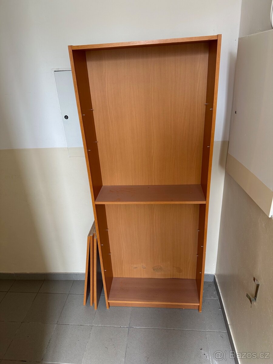 Sada skříněk a nábytku zdarma
