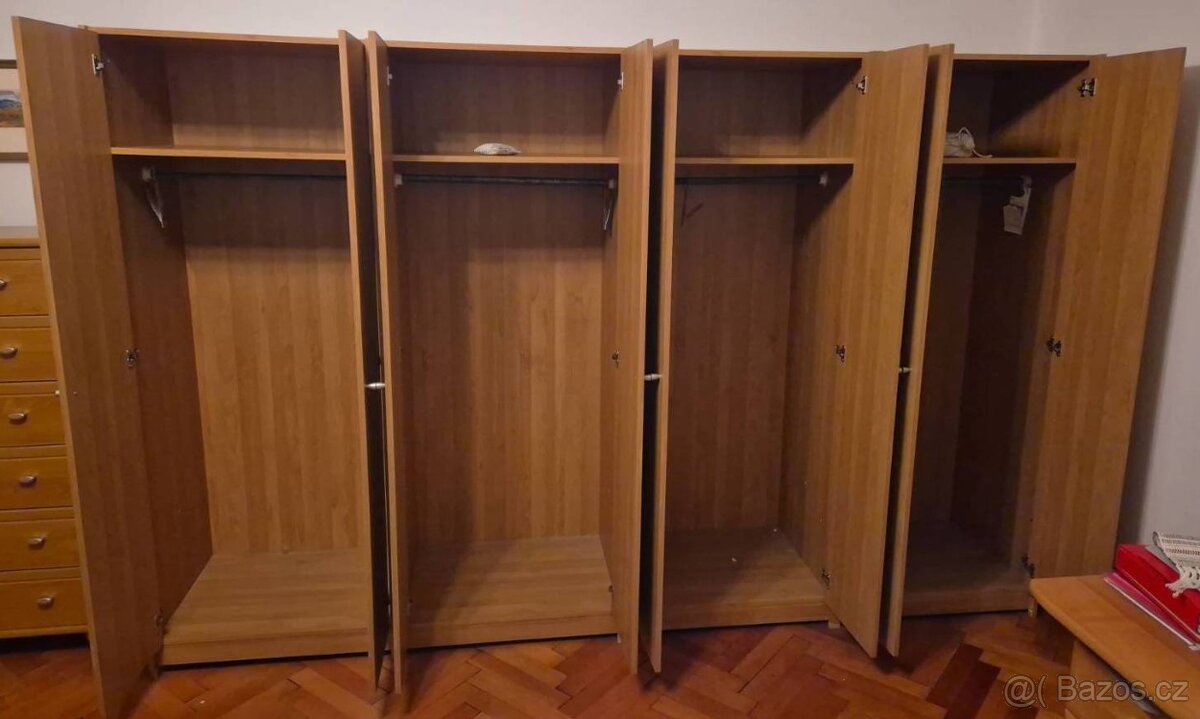 Skříně 4x (800,- každá zvlášť)1 3000,- jako celek