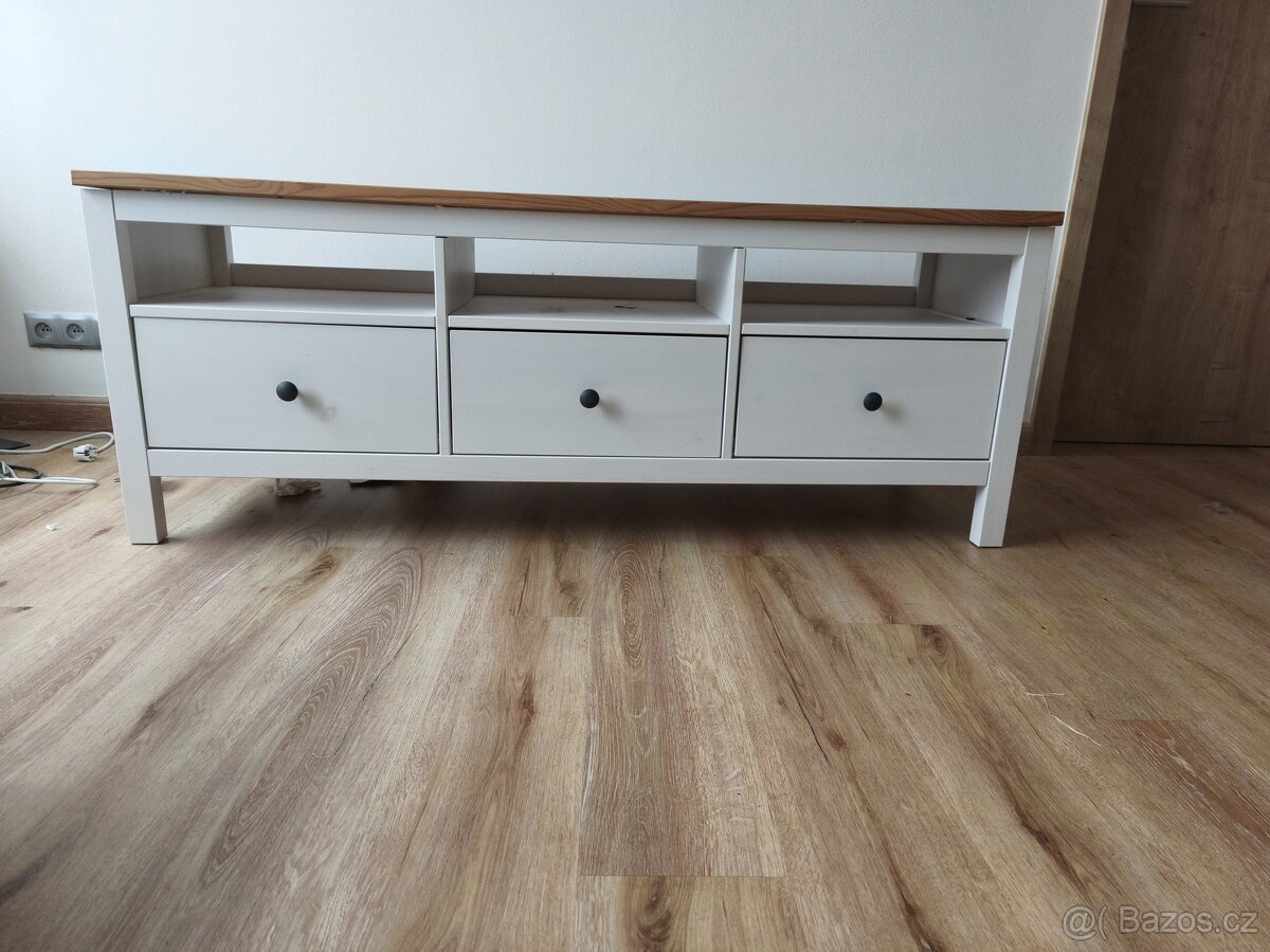 IKEA Hemnes - stolek pod televizi