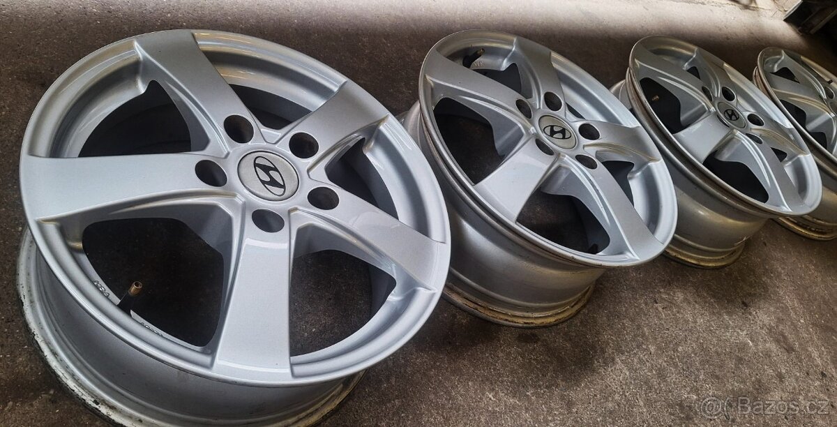 Alu kola Hyundai 15" – originál, 5x114,3 – velmi dobrý stav