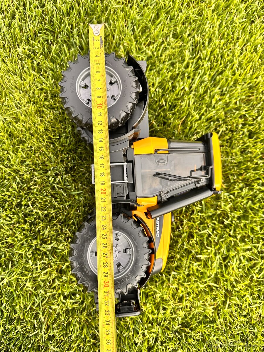 Traktor JCB Fastrac 3220 BRUDER s příslušenstvím