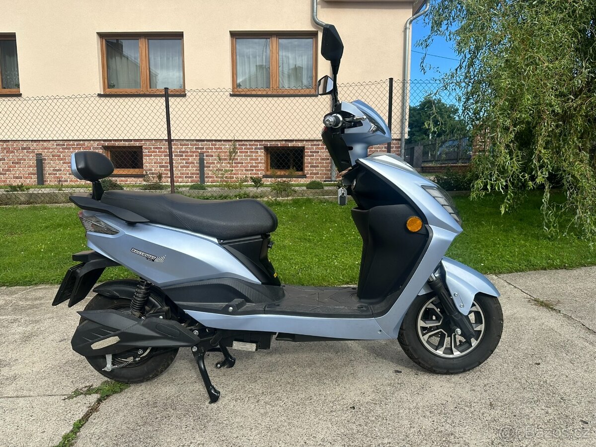 Elektroskútr Hecht Equis 90km/h výkon 7 kW, 72V 40Ah baterie