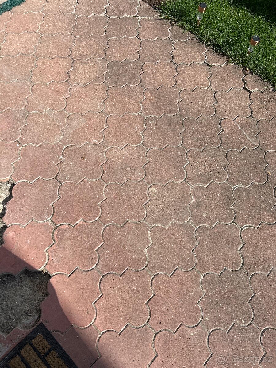 Zámková dlažba cca 15 m2