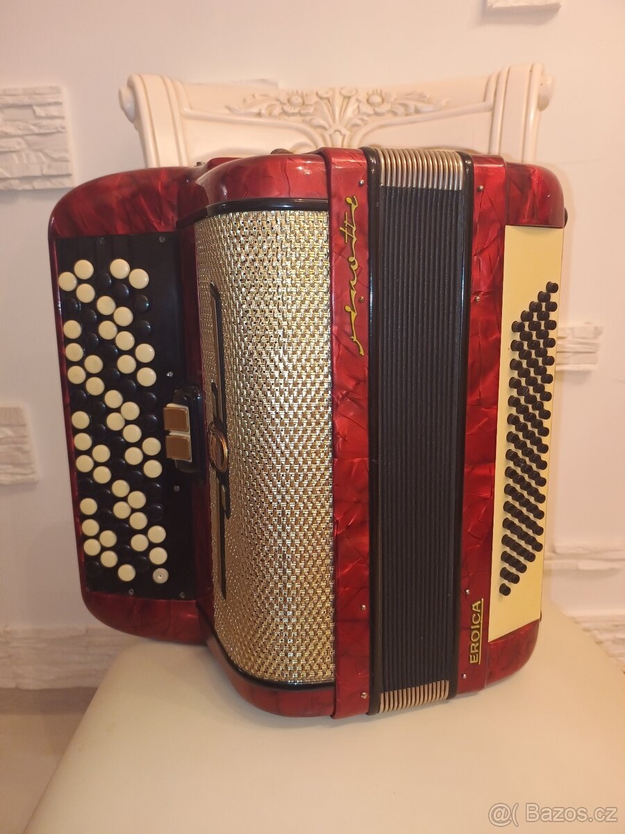 Opravář prodává knoflíkový akordeon 80 basů