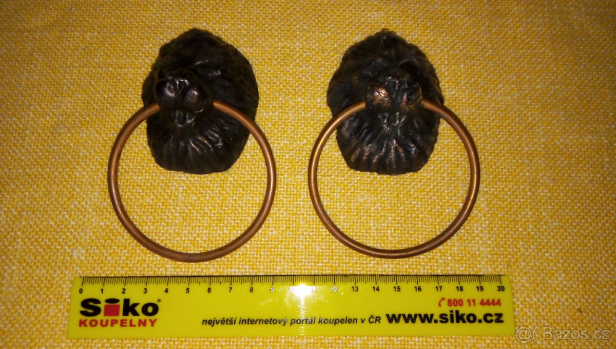 Oboustranné dveřní madlo s motivem lví hlavy