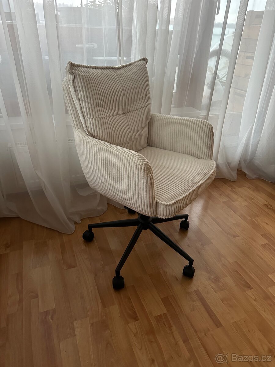 Otočná béžová židle