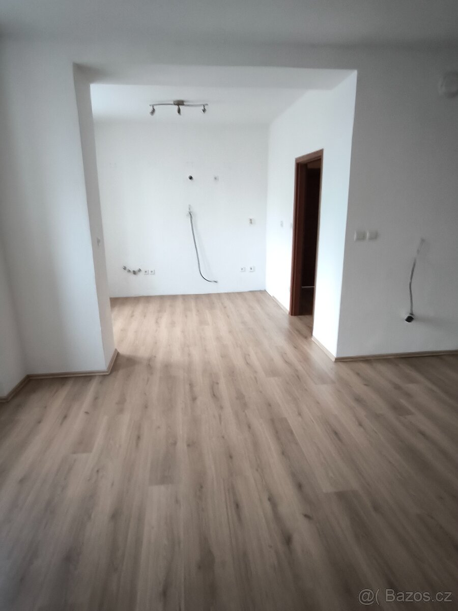 4+kk se šatnou 102,8m2 + zahrada