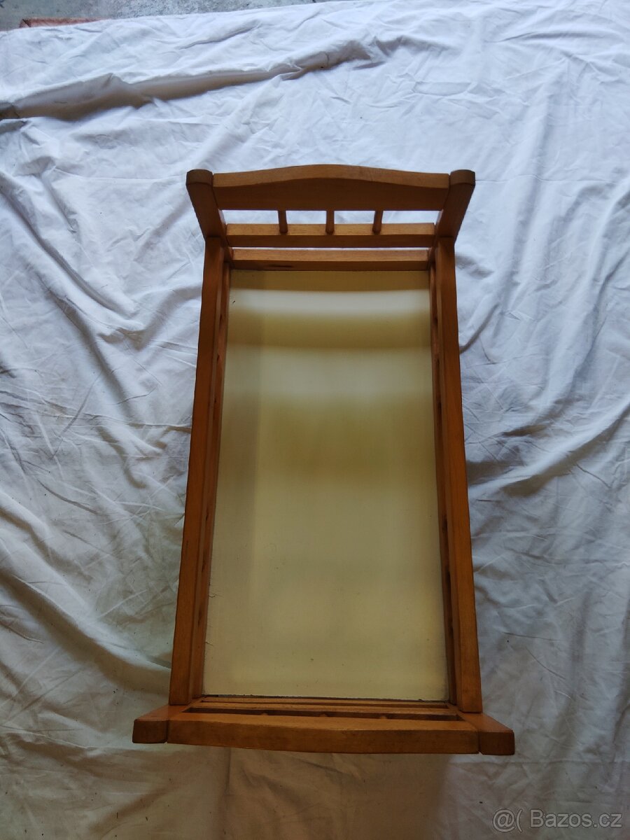 Dřevěná postýlka pro panenky