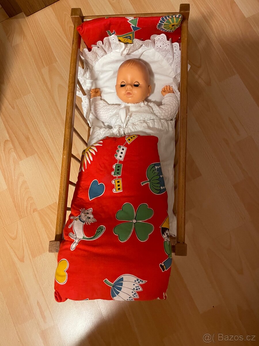 Dřevěná retro postýlka na kolečkách