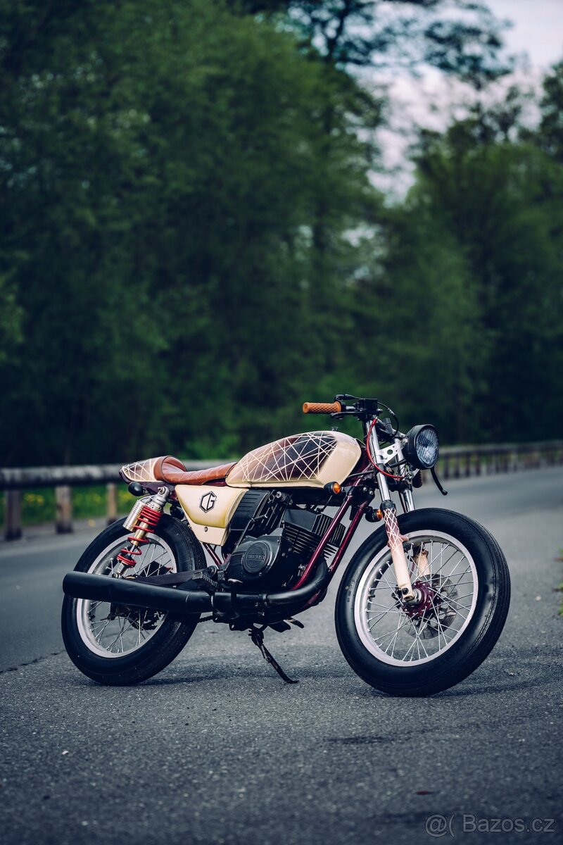 Motorka Suzuki TRS118 (café racer)