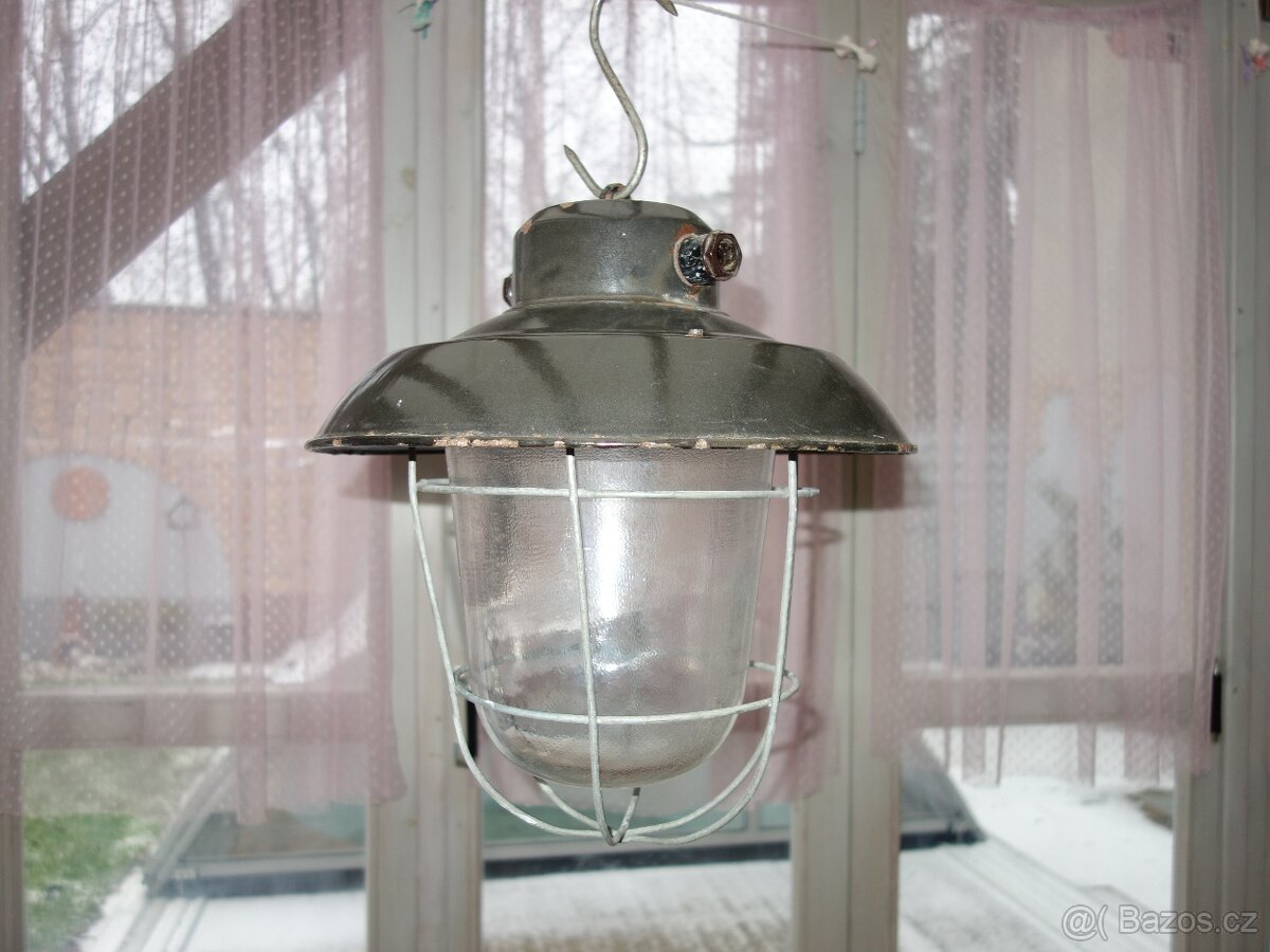 Industriální lampa, závěsná na strop