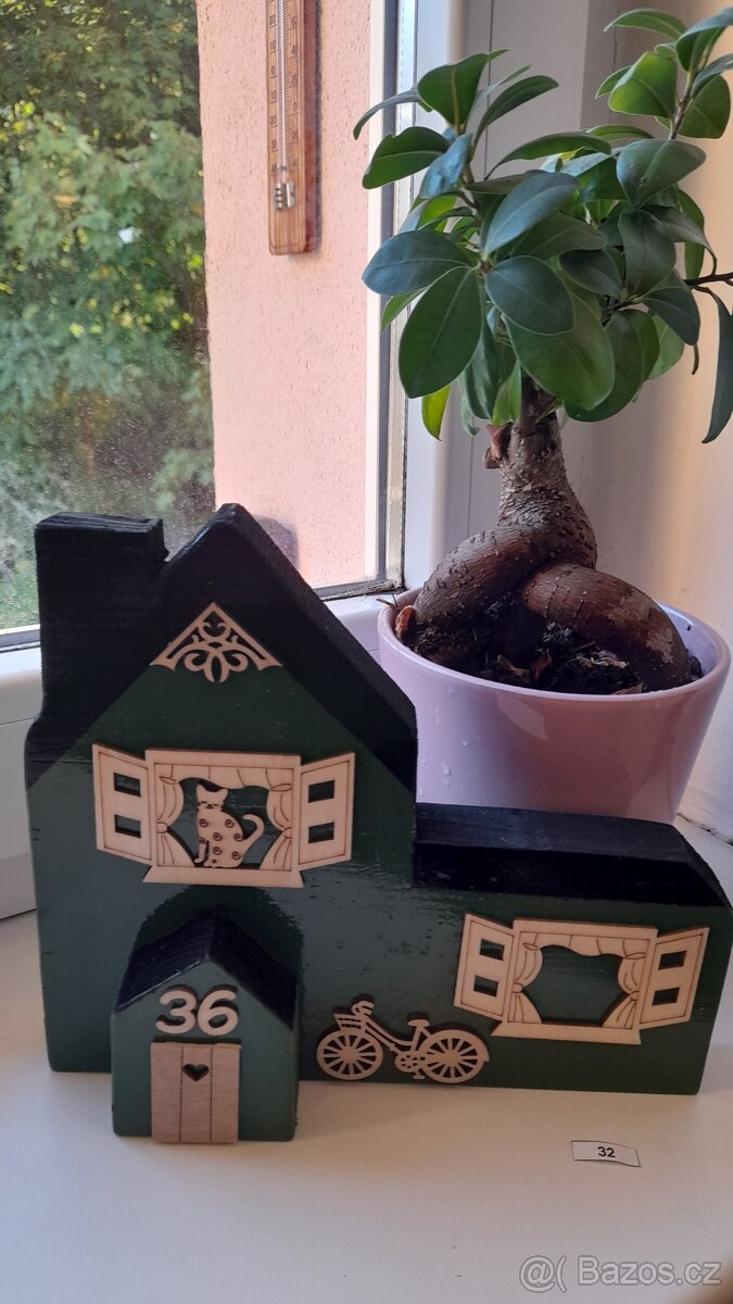 Dřevěný baráček - domeček na parapet okna č. 32