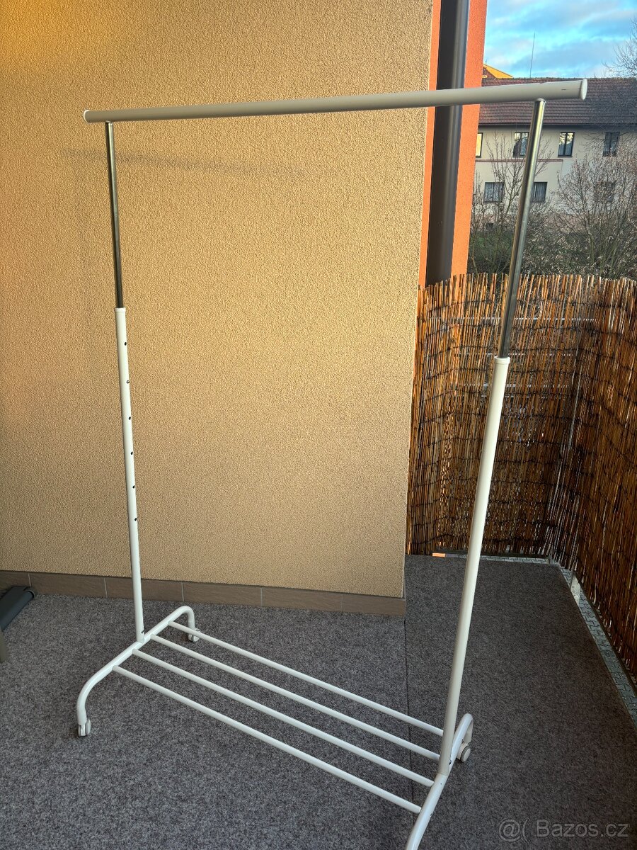 Stojan na šaty