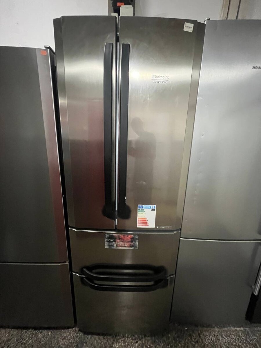 Americká lednice Aristone