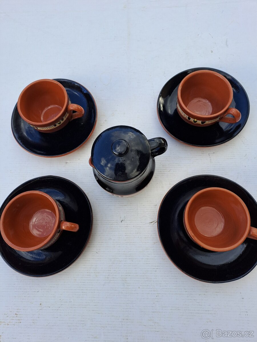 Hrnečky plus konvička.