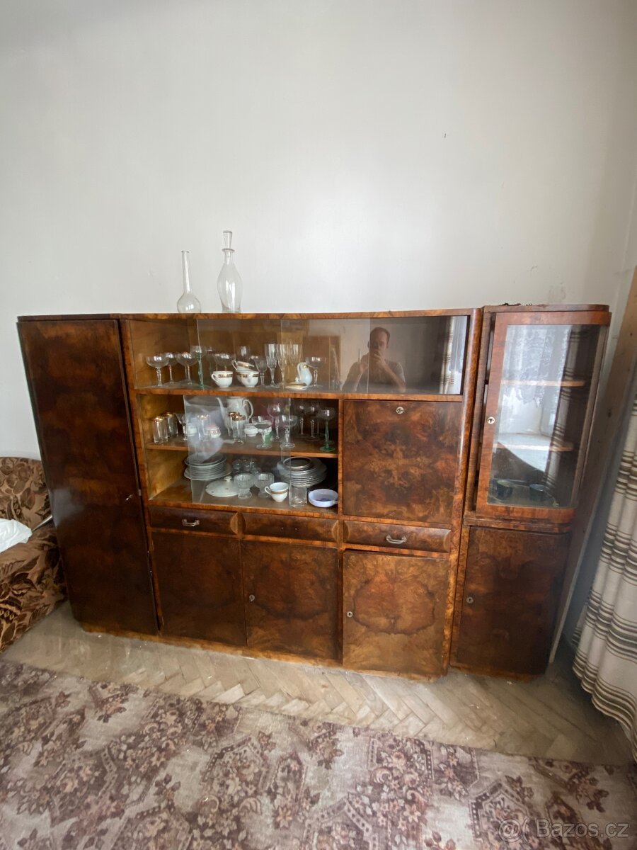 Starožitná obývací stěna