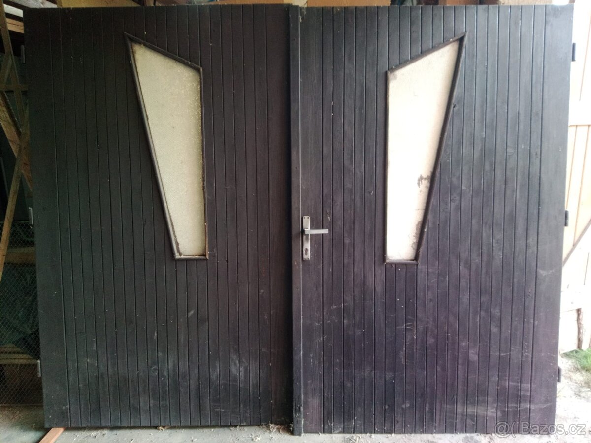 Dřevěná křídlová vrata