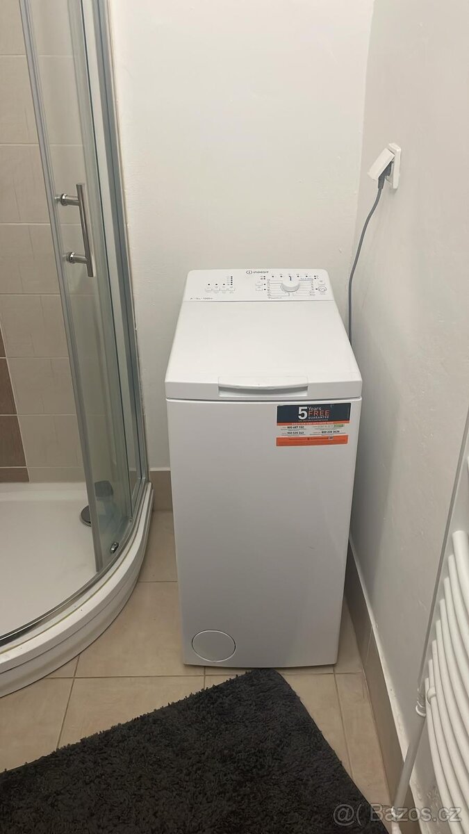 Pračka s vrchním plněním indesit