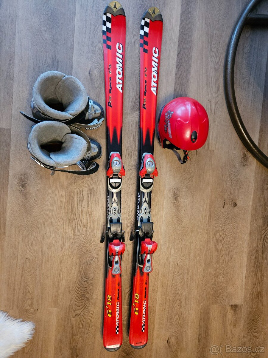 Lyže ATOMIC, helma, boty.