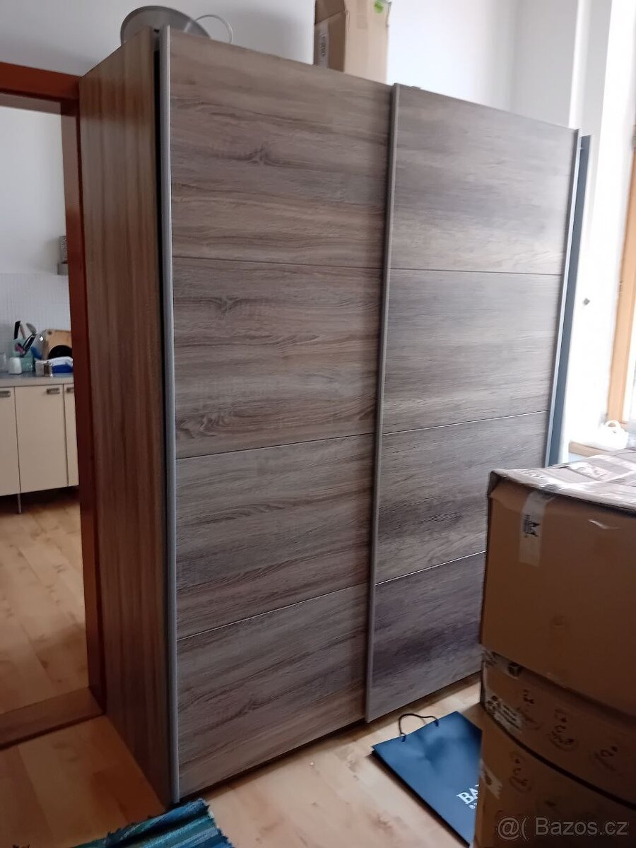 Velká šatní skříň