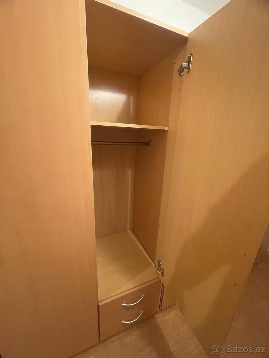 Třídveřové skříně