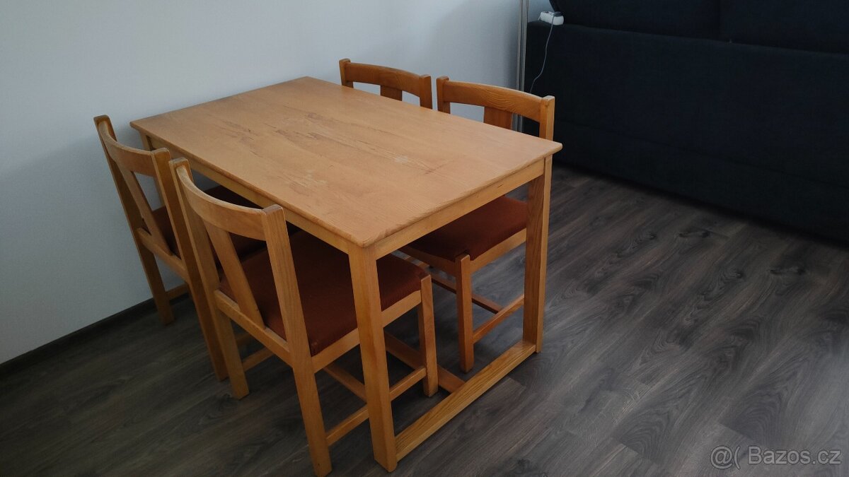 Jídelní stůl se židlemi