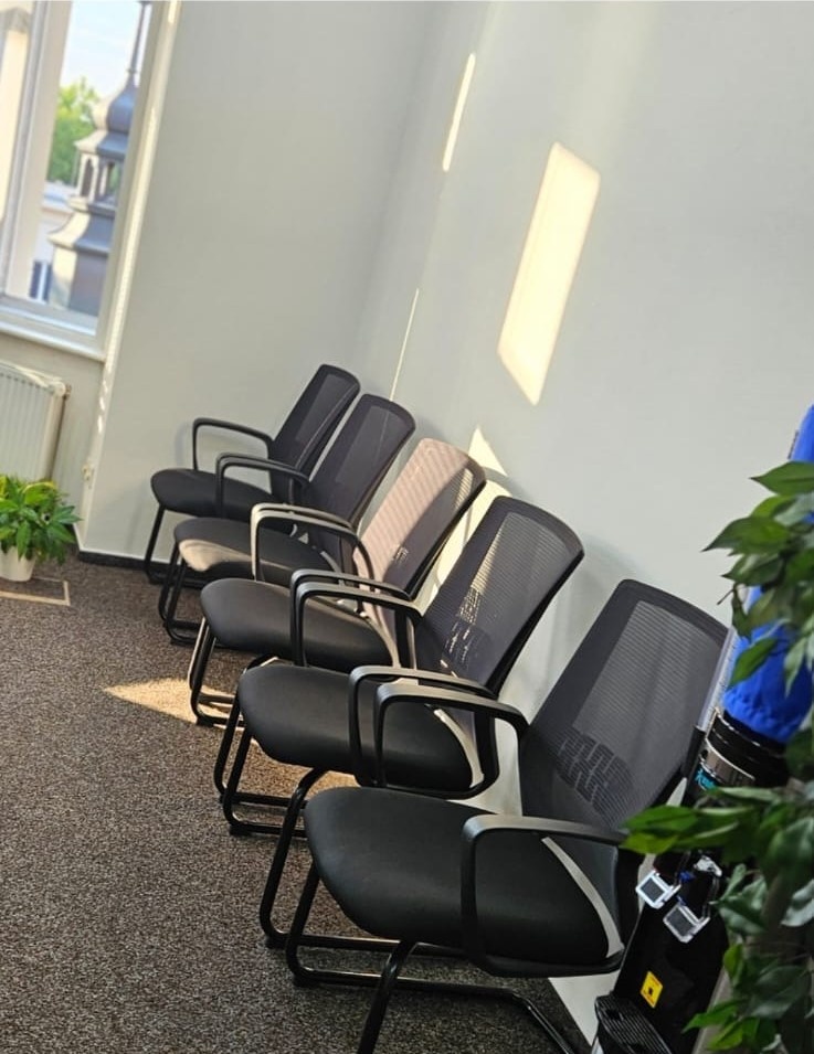 Velký kancelářský stůl a židle