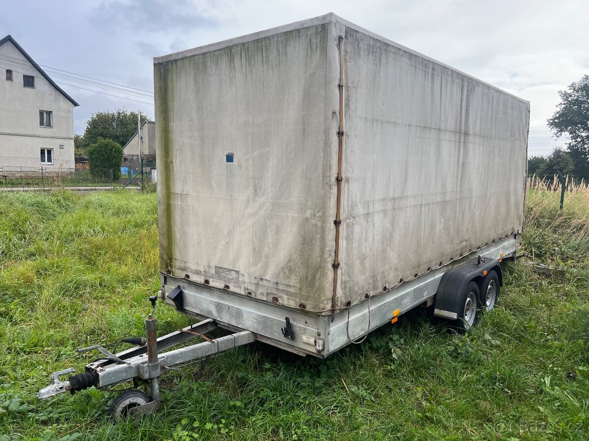 Nákladní přívěs s plachtou 2,5 tuny