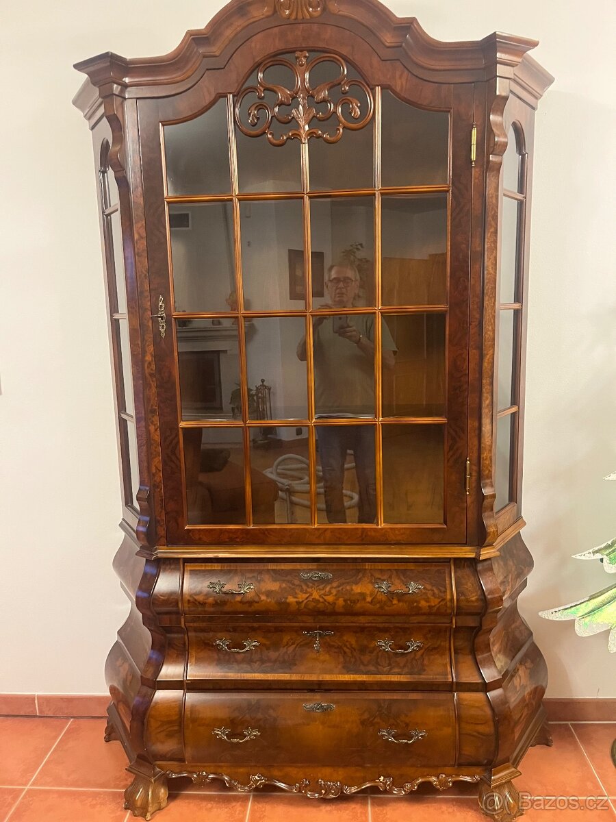 Rustikální komoda částečně prosklená