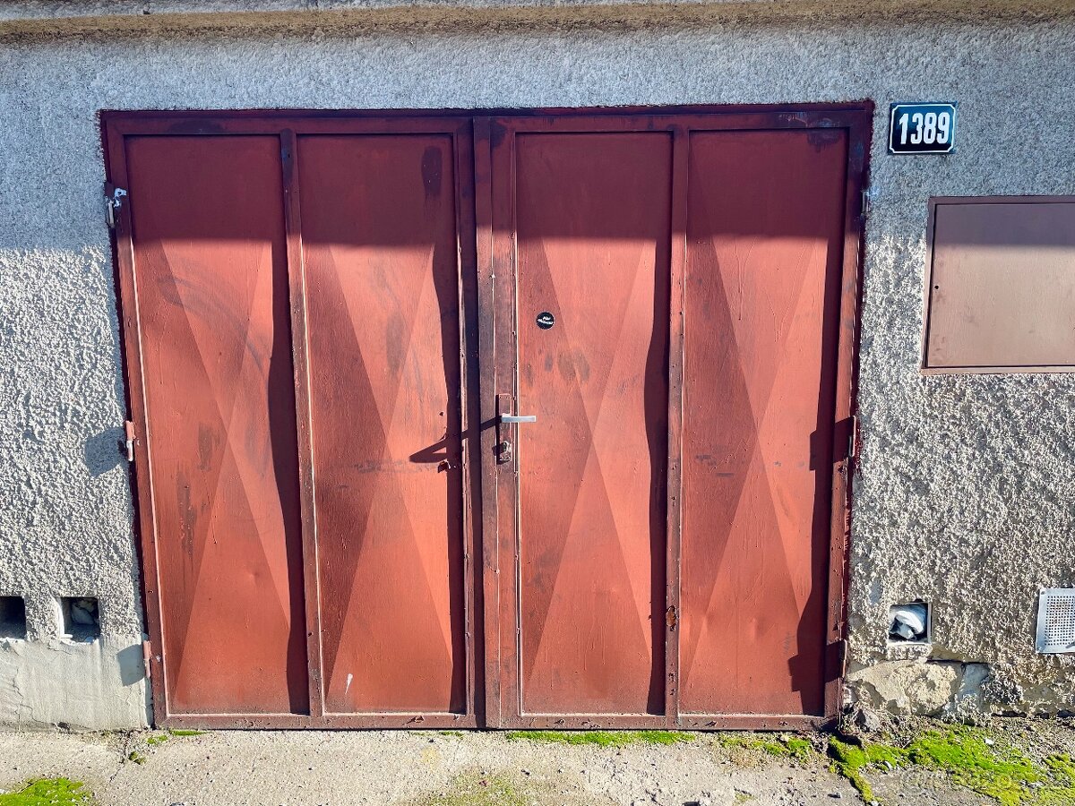 Pronájem garáže horní stání 24 m² Pelhřimov