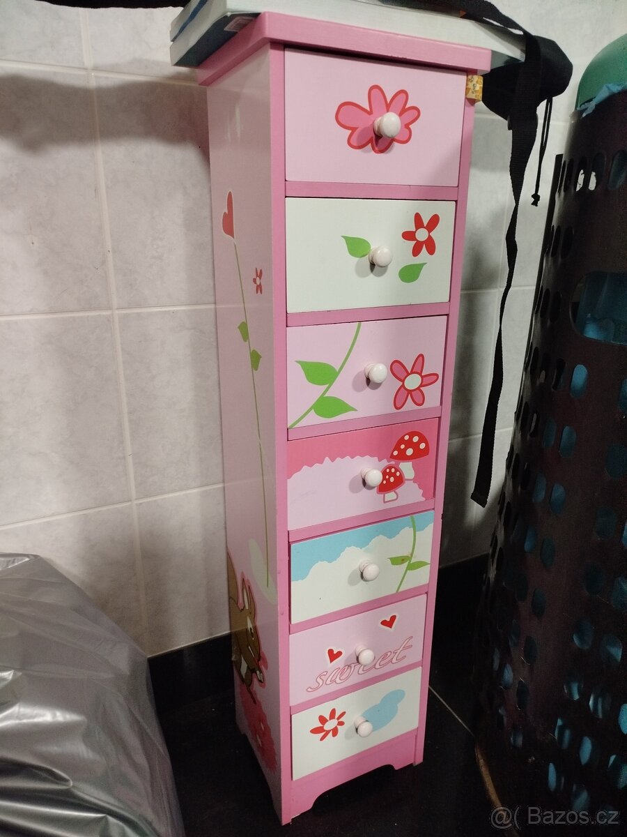 Dětská růžová skříňka