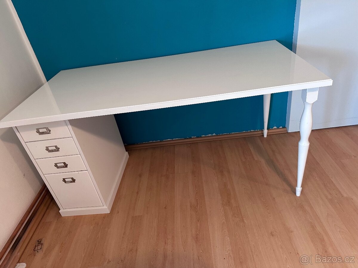 Pracovní stůl