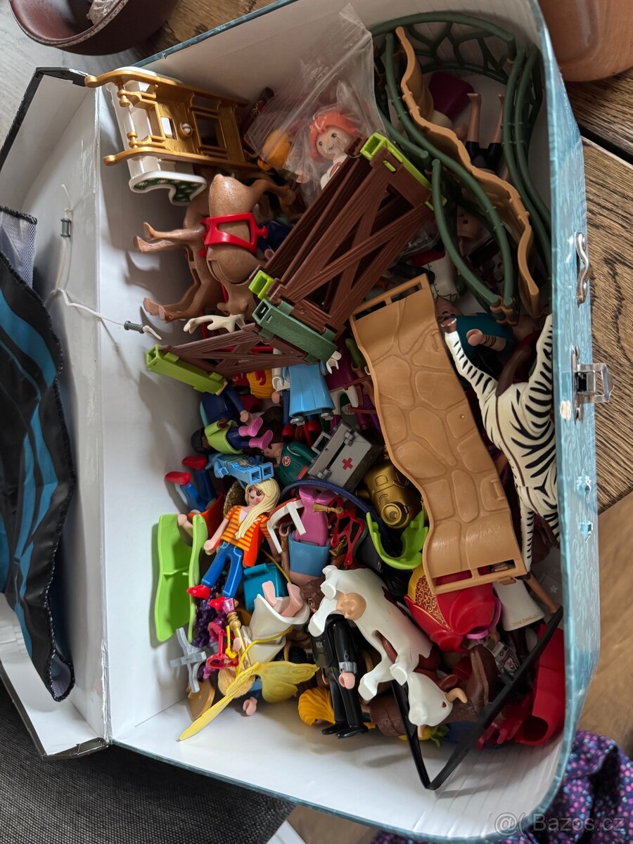 Playmobil - kufřík různých postaviček.