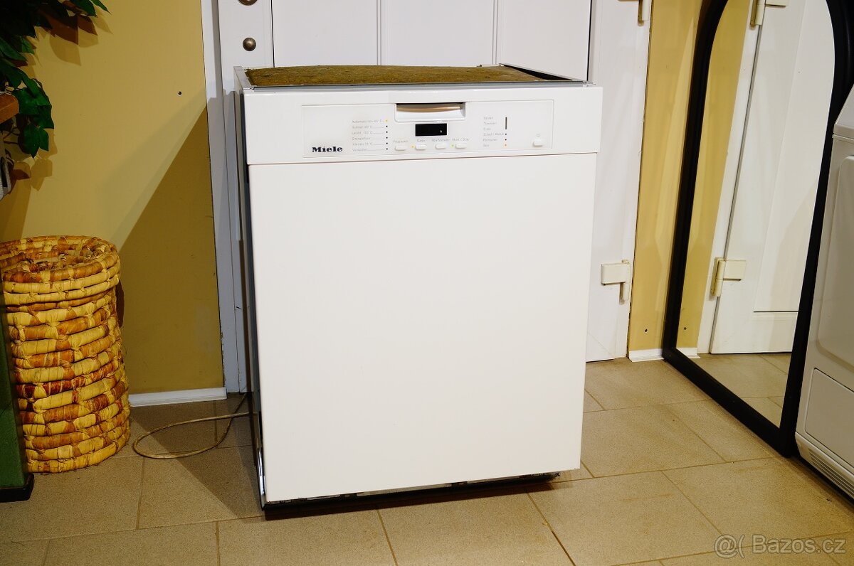 Myčka Miele bílá G 4302 SCU, tři koše