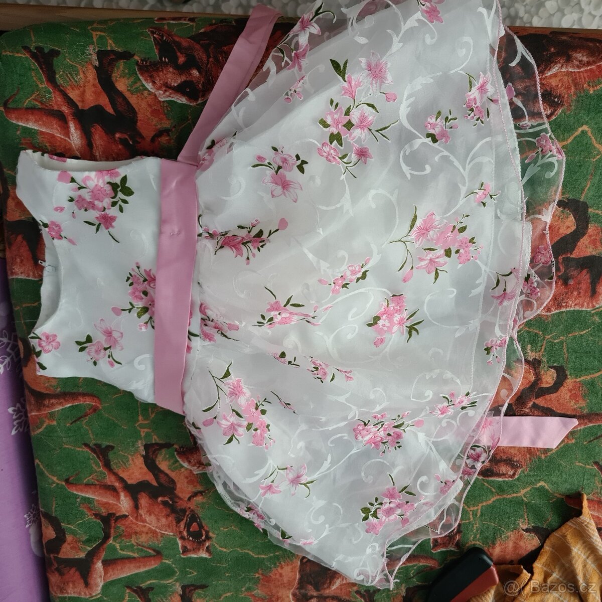 Šaty nové, nenošené, jen rozbalené