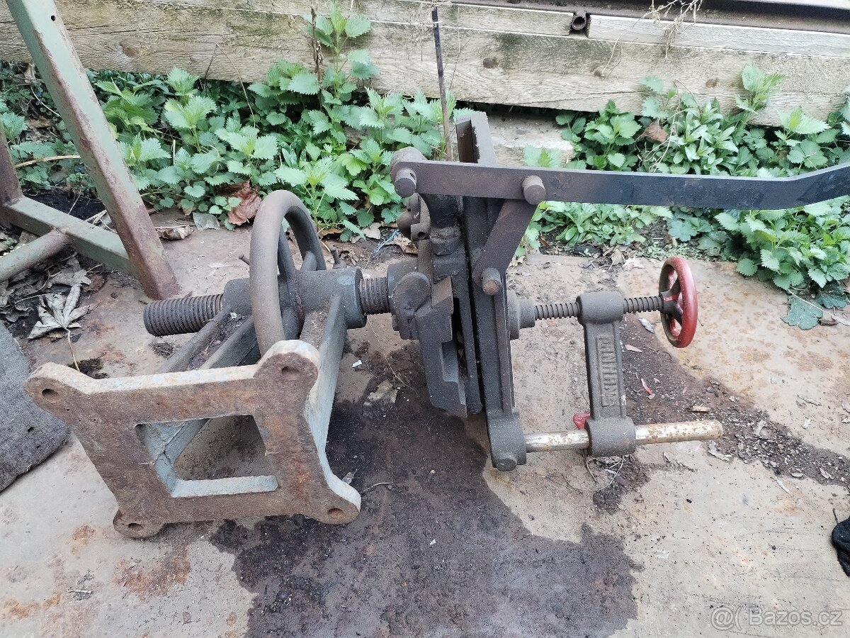 Křížový dlabací stůl