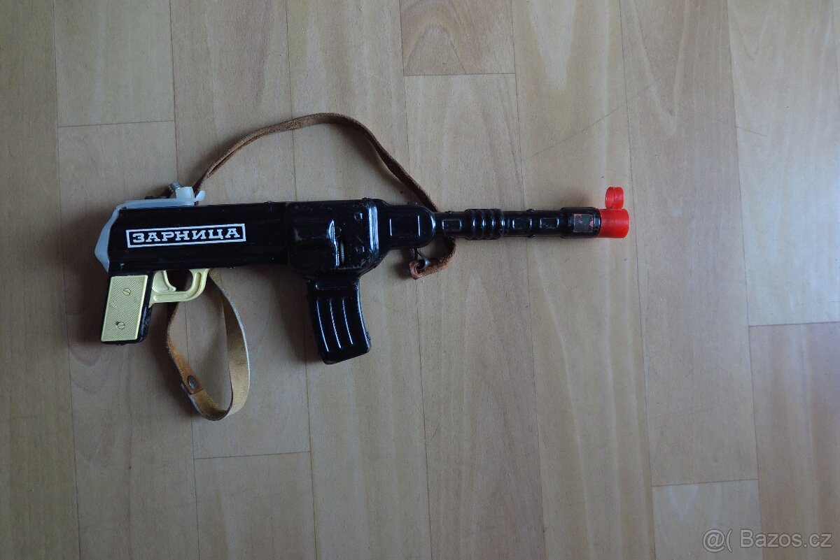 Hračkový sovětský samopal.