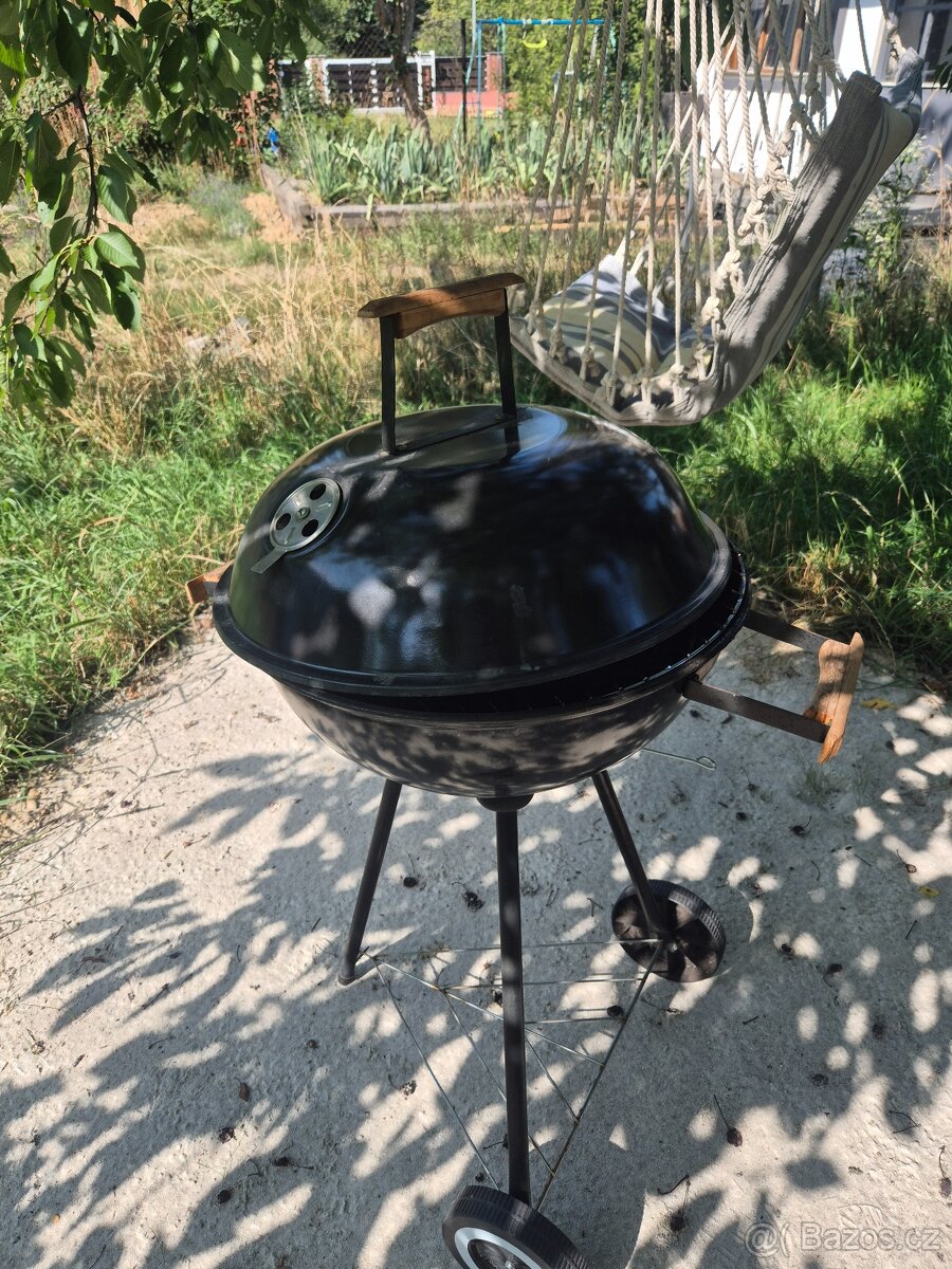 Gril na dřevěné uhlí