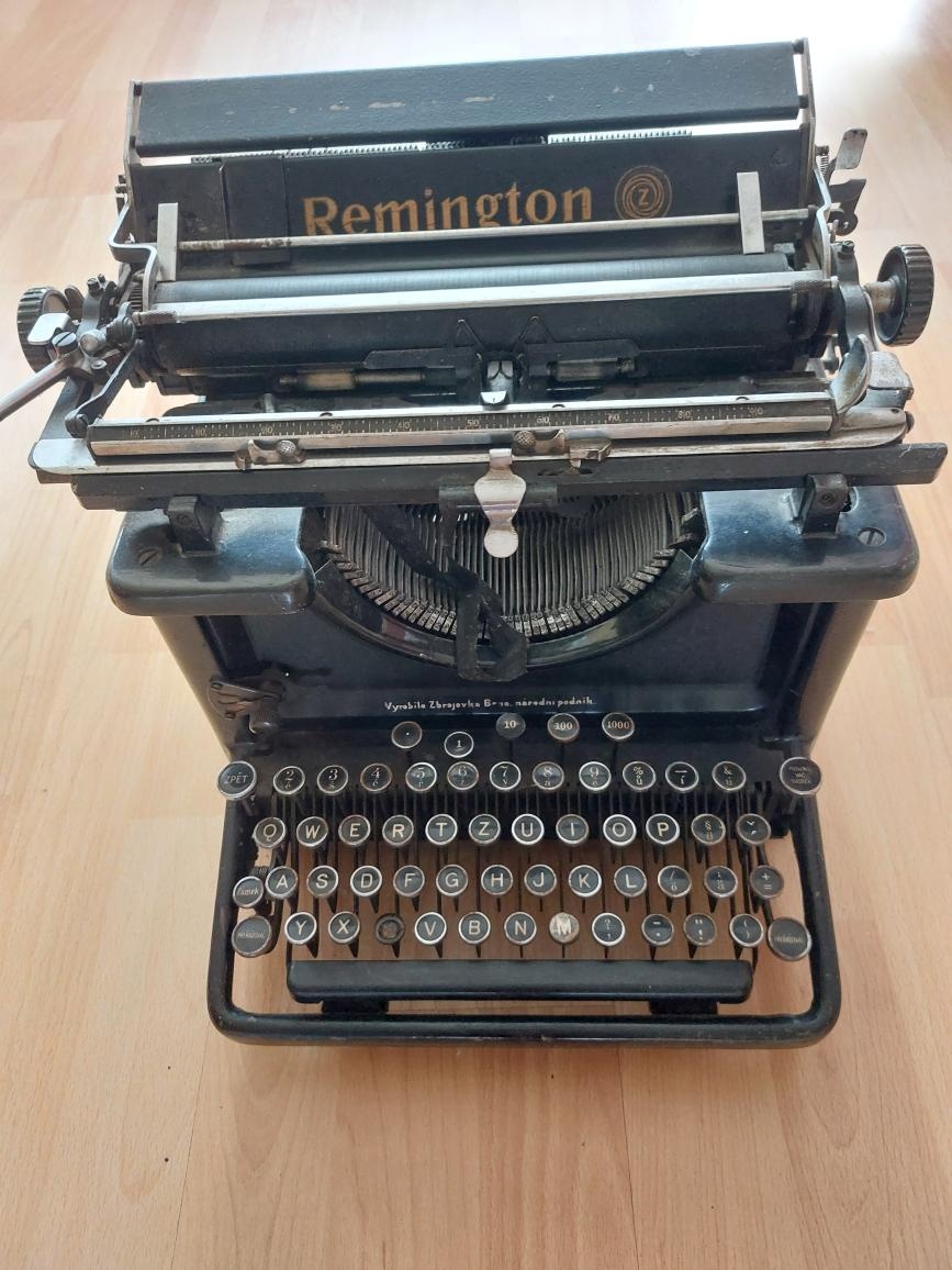 Starý psací stroj Remington