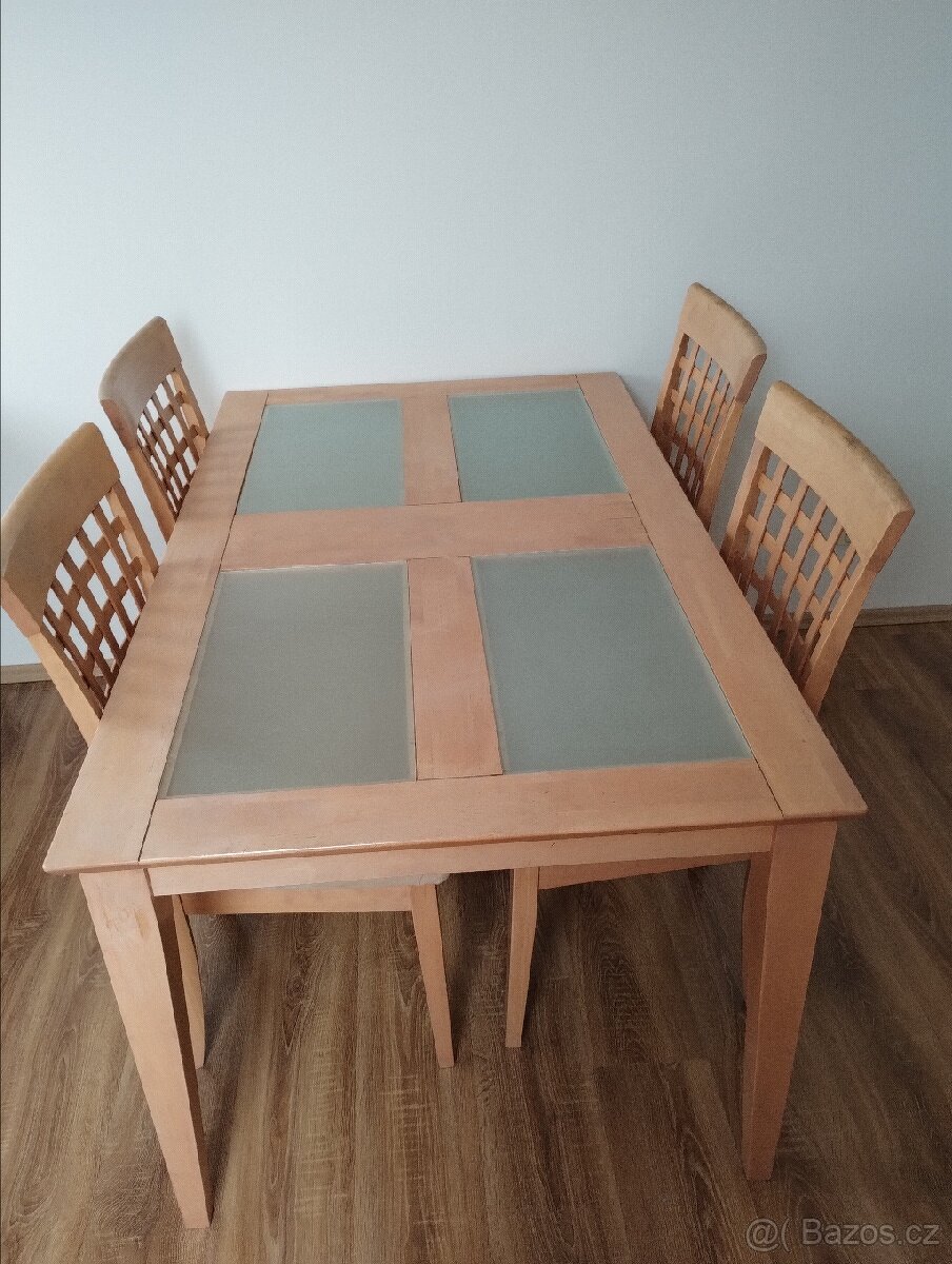 Stůl s židlemi