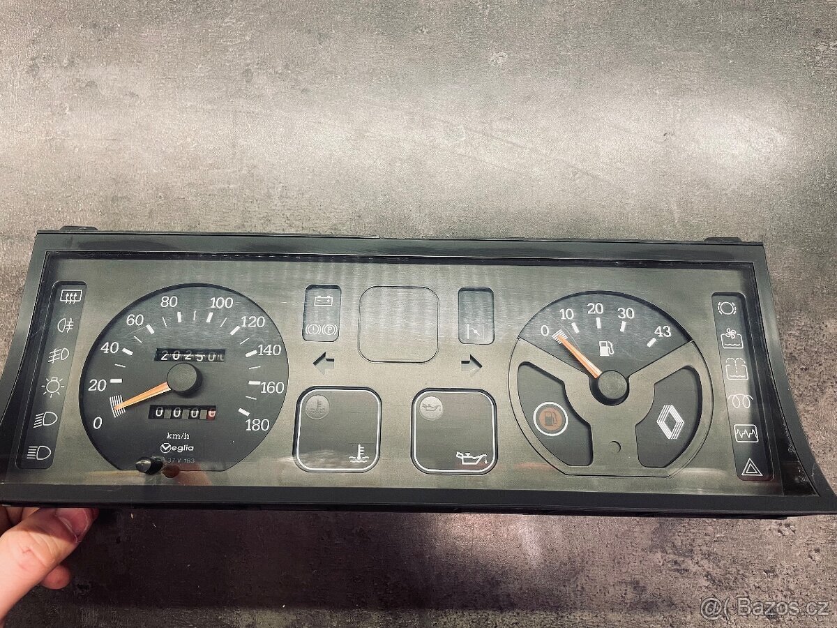 Tachometr Renault R5